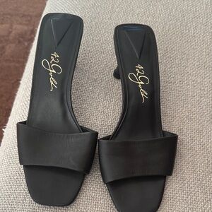 42 GOLD Women's Black mules